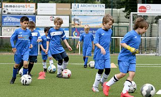 Ballbehandlung: Konzentriert und eifrig setzen die jungen Fußballer, hier auf dem Kunstrasenplatz in Werste, die Vorgaben der Trainer um. - Jürgen Krüger