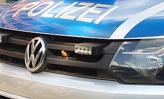 Im Kühlergrill eines Polizeibullis hat es sich die Rotkehlchenfamilie bequem gemacht. - Polizei Herford