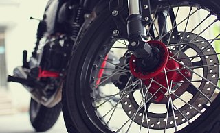 Nach dem Zusammenstoß mit einem vor ihm bremsenden Auto geriet der junge Motorradfahrer mit seiner Maschine auf den Gehweg. - Symbolbild: Pixabay