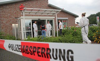 In der Sparkassenfiliale in Bruchmühlen ist ein Geldautomat gesprengt worden. Ermittler der Polizei schauen sich den Tatort an. - Florian Weyand