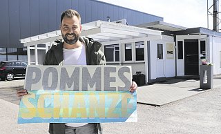 Imbiss gekauft: Mark Jessner, Chef des Hotels Sonne, ist der neue Besitzer von „Pommes Schanze“. - Marion Pokorra-Brockschmidt
