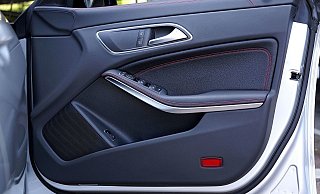 Im Vorbeifahren erfasste der Audi der 35-Jährigen die leicht geöffnete Tür des geparkten Autos. Sie fuhr trotzdem ungerührt weiter. - Symbolfoto: pixabay / Creative Commons