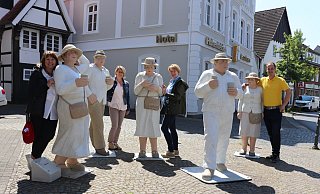 Christel Lechner (v.l.) und ihre Tochter Laura haben sich mit Ute Ehlert und Lars Effertz zu der Alltagsmenschen gestellt, die "Sommerfest" feiern. - Marion Pokorra-Brockschmidt