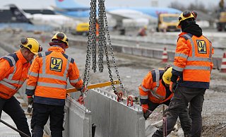 Bauarbeiter setzen momentan Betonrinnen auf das Fundament. Diese sollen später Niederschläge wie Regenwasser abführen. Zudem wird auf einer Fläche von 15.000 Quadrametern neuer Beton eingelassen. - David Knapp