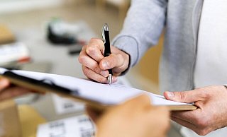 Das Klemmbrett dient den Betrügern als Ablenkung. - imago