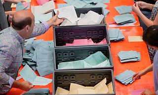Die Auszählung der Briefwahlstimmen in der Paderborner Maspernhalle. - Besim Mazhiqi