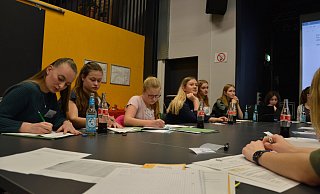 Bereits bei seiner dritten Sitzung kam der Kinder- und Jugendbeirat im soziokultrellen Zentrum Isy 7 mit den erwachsenen Kollegen des Rates der Stadt Espelkamp zu einem Gedankenaustausch zusammen. Seinerzeit waren bereits einige Bürgermeisterkandidaten dabei. - Stadt Espelkamp