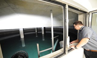 Dunkles Reservoir: In den Reinwasserbehältern im Wasserwerk der Stadt Rahden in Wehe befinden sich insgesamt rund 2.500 Kubikmeter Trinkwasser. Es sei wichtig, dass die Behälter nachts wieder volllaufen könntenb, sagt Christoph Flieder. - Joern Spreen-Ledebur