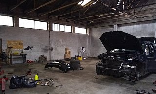 In einer Mindener Lagerhalle hatten die Täter bereits mit dem Zerlegen eines gestohlenen BMW X5 begonnen. - Polizei Paderborn