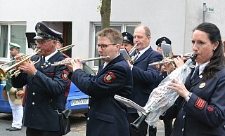 König Wilfried Rüthers und seine Offiziere Franz Versen und Michael Fischer mussten in diesem Jahr krankheitsbedingt leider auf die Damen an ihrer Seite verzichten. Die Schützen im Bergdorf ließen ihre Majestät am Sonntag dennoch hochleben. - Silke Riethmüller