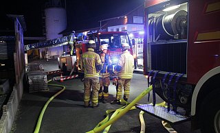 Ein Großangebot der Feuerwehr rückte zu dem Betrieb in Rimbeck aus. - Dieter Scholz