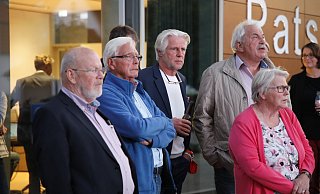 Für die Verler SPD und ihren Bürgermeisterkandidaten Dieter Fleiter (3. v. l.) war der Wahlabend eine herbe Enttäuschung. Lothar Kletzin (4. v. l.) gelang zwar das beste Wahlbezirksergebnis der SPD überhaupt - Listenplatz 7 reicht aber nicht zum Wiedereinzug in den Rat. - Roland Thöring