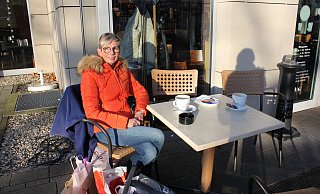 Anja Ollech genießt nach dem Weihnachtsbummel ihren Kaffee in der Sonne. - Julia Stratmann