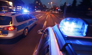 Zwei Streifenwagen eilen zu der Prügelei am Rande des Schützenfestes in Lippstadt-Bad Waldliesborn. - Symbolfoto: Polizei