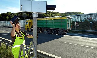 Die Blitzanlage auf der Autobahn A 2 am Bielefelder Berg wird repariert. - Archivfoto: Christian Weische