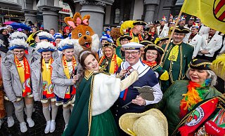 Mümmelprinzessin Monika Gertkämper und Bürgermeister Michael Dreier inmitten der Karnevalisten - Niklas Tüns