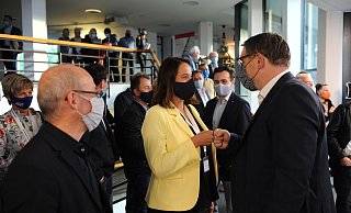 Beobachtet von CDU-MdL Kirstin Korte (l.) und Grünen-Landratskandidat Siegfried Gutsche (2. v. l.) gratulierte Ingo Ellerkamp (SPD) nach der Stichwahl der neuen Landrätin, Anna Katharina Bölling (CDU). - Joern Spreen-Ledebur