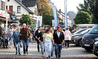 So sah der verkaufsoffene Sonntag all die Jahre zum Oktoberfest aus. Bummeln durch die Geschäfte der oberen Lübbecker Straße entlang einer Autoschau. - Felix Eisele
