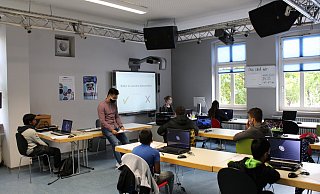 Ehrenamtler Anh Tu Tran (2.v.l.) und Praktikantin Julia Tätweiler (4.v.l.) unterstützten an den vergangenen drei Samstagen bis zu neun Kinder und Jugendliche bei ihren ersten Erfahrungen mit Computern. - Moritz Jülich