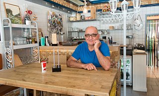 Nachdenklich sitzt Betreiber Salvatore Schillaci in senem Restaurant Casa 36. Wegen der Abstandsregelungen dürfen nur drei Leute gleichzeitig drinnen essen. - Ralf Bittner