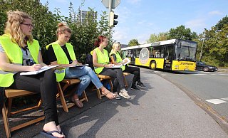 Lina Selle (v. l.), Frauke Heidemann, Lara-Felicitas Bloeger und Silja Sophie Stolp erfassen die Verkehrsströme. - Jörg Stuke