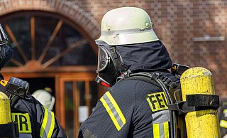 90 Feuerwehrleute kämpften stundenlang gegen die Flammen. - Symbolfoto/picture alliance