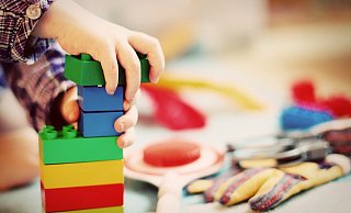 Eltern mit Kindern in Kitas werden entlastet. - Symbolfoto Pixabay