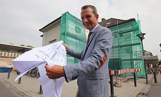 Der Bahnhof wird umgebaut. Patrick Zahn, Wirtschaftsförderer und Projektleiter bei der Stadt, erläutert die Pläne. - Jörg Stuke