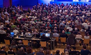 2019 saßen die Zuschauer noch dicht gedrängt beim Auftritt von Stand-up-Comedian Markus Krebs im Stadtgarten in Bünde. - Noah Wedel