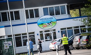 Der Schlachthof Weidemark in Sögel gehört zur Tönnies-Unternehmensgruppe, die ihren Stammsitz in Rheda-Wiedenbrück hat. - picture alliance/dpa