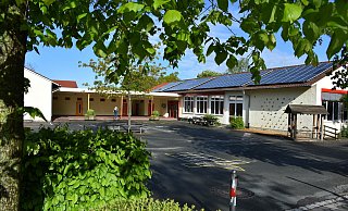 Die Montessori-Grundschule in Dörenhagen erhält hinter dem Schulgebäude einen Erweiterungsbau für die OGS. Dort werden auch zwei Gruppen des Kindergartens Glühwürmchen untergebracht.  - Svenja Ludwig