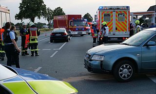 Zwei Menschen wurden verletzt, als als ein Audi beim Abbiegen von der Scharmeder auf die Paderborner Straße die Vorfahrt missachtete. - Ralph Meyer