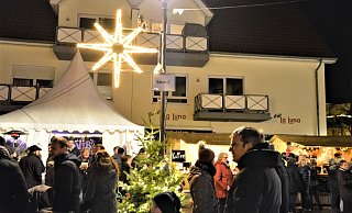 Zelte und Buden stehen dicht vor den Geschäften am Holter Kirchplatz. Die Eisdiele macht derzeit sowieso Winterpause. Andere Kaufleute finden, dass ihre Geschäfte zu sehr verstellt und schlecht erreichbar sind. - Karin Prignitz