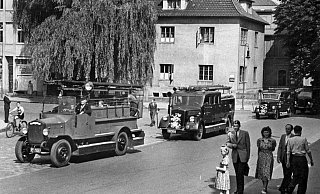 Die Feuerwehr machte am 16. Juli 1950 einen Festumzug – hier an der Ecke Kurfürstenstraße/Bahnhofsplatz. - Georg Heese (Kommunalarchiv)