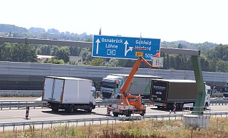 Ein Mitarbeiter der Autobahnmeisterei gibt auf der Hinweistafel auf der Nordumgehung die Fahrtrichtung nach Gohfeld frei. - Jörg Stuke