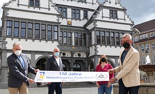 Dieter Honervogt (v. l.), Uwe Seibel, Anja Vollmer und  Karl Heinz Schäfer mit einem kleinen Banner zum 110-jährigen Bestehen des Verkehrsvereins. - Holger Kosbab