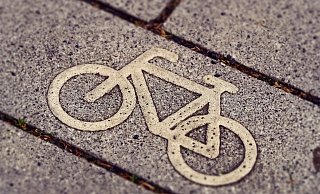 Wieder ist es zu einem schweren Fahrradunfall gekommen. Diesmal ist eine 21-Jährige betroffen. - Michael Gaida/Pixabay