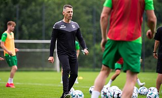Rödinghausens neuer Cheftrainer Nils Drube war bei der ersten Trainingseinheit äußerst engagiert bei der Sache. - Noah Wedel