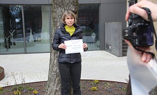 Bei einer Foto-Aktion zeigen viele Gütersloherinnen und Gütersloher Gesicht gegen den Ausbau der B 61. - Rolf Birkholz