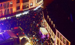 Während etliche Paderborner Weihnachtsklassiker anstimmen, ist der Domplatz stimmungsvoll illuminiert. - Dietmar Gröbing