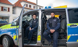 Die beiden Polizisten Celine-Sophie Penner und Albert Reinholz sind mit dem neuen Mercedes-Benz Vito unterwegs. - Noah Brümmelhorst