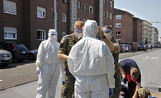 Ein mobiles Team in Schutzausrüstung setzte die Corona-Tests am Zollhausweg mit Unterstützung der Bundeswehr fort. - Roland Thöring