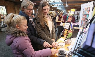 Unwiederstehlich: Julia, Anika und Maja hat der Schokladenstand von Weinrich angelockt. Die Auswahl ist riesig - und verführerisch. - Peter Steinert