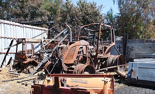 Dieser Trecker wurde durch das Feuer völlig zerstört. erst vor drei Monaten hatte Andreas Kollmeyer das 150.000 Euro teure Fahrzeug angeschafft. - Heidi Froreich