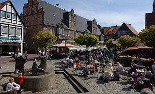 Immer wieder dienstags, donnerstags und samstags: Der Wochenmarkt auf dem Marktplatz ist doppelt so groß, wie auf dieser Aufnahme erkennbar. - Stadt Stadthagen