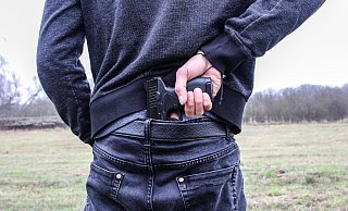Der Bielefelder droht dem Tankstellenwart mit einer Waffe. Symbolbild. - Pixabay