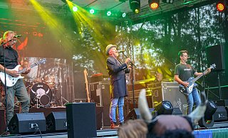 Gitarrist Raymond Voß (v.l.), Frontman Klaus Büchner und am E-Bass Volker Schmidt brachten das Ilweder Wäldchen zum Beben. - Noah Brümmelhorst