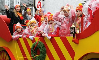 Für ihren ersten Kinderprinzen haben die Aktiven der „Eintracht" eine Kutsche des Frohsinns gebaut. Eine Testfahrt gab es noch vor dessen Proklamation. - Regina Brucksch