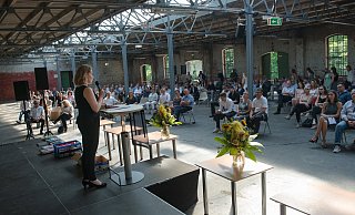 Das Königin-Mathilde-Gymnasium feierte den Abschluss im alten Güterbahnhof. - Ralf Bittner