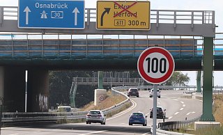 Noch ist hier Tempo 100: Doch das soll sich ändern: Vor der Brücke auf dem Zubringer zur A 30 im Löhner Kreuz soll demnächst Tempo 80, dahinter Tempo 60 gelten. - Jörg Stuke